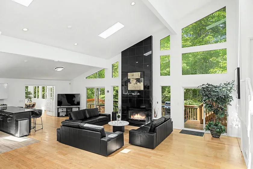 Modern Stream-front 4000 sf House - Image 1