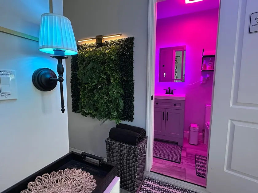 Cozy King Suite | Private Entry, WiFi & Parking - Image 1