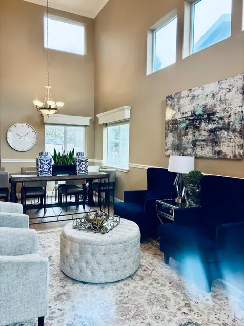 *Grand Entryway *Open floor plan *Game room 400sqf - Image 1