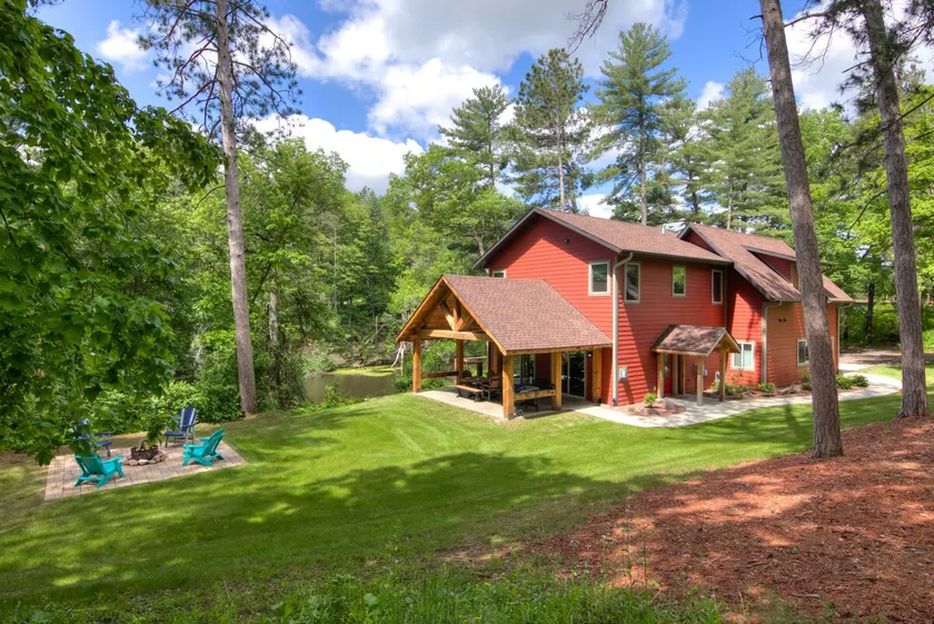 Amazing River House with covered patio! Sleeps 10-14. Kayaks,Fireplace,Games.  - Image 1