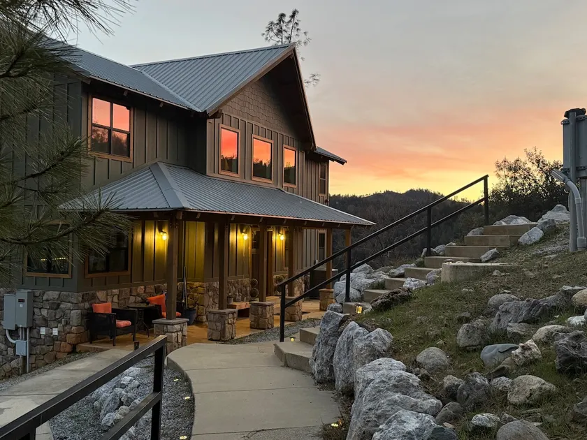Shasta Sunrise Retreat|HotTub|NOW w/ 1 Night Stay! - Image 1