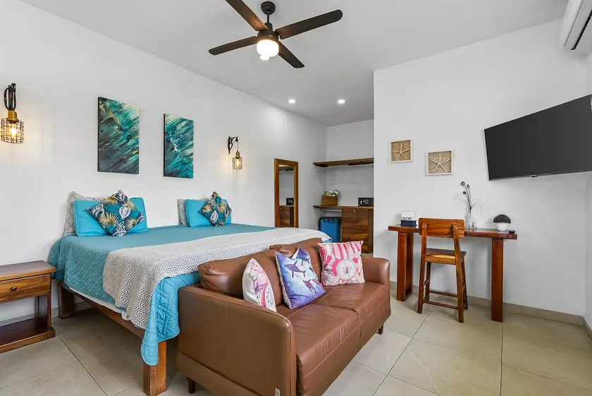 P2Golden Zone PH2: Pool, Grill + 2 Blocks to Beach - Image 1
