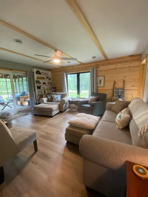 Cozy 2 bedroom cabin with fireplace, lake views, steps to sand bottom swimming  - Image 1