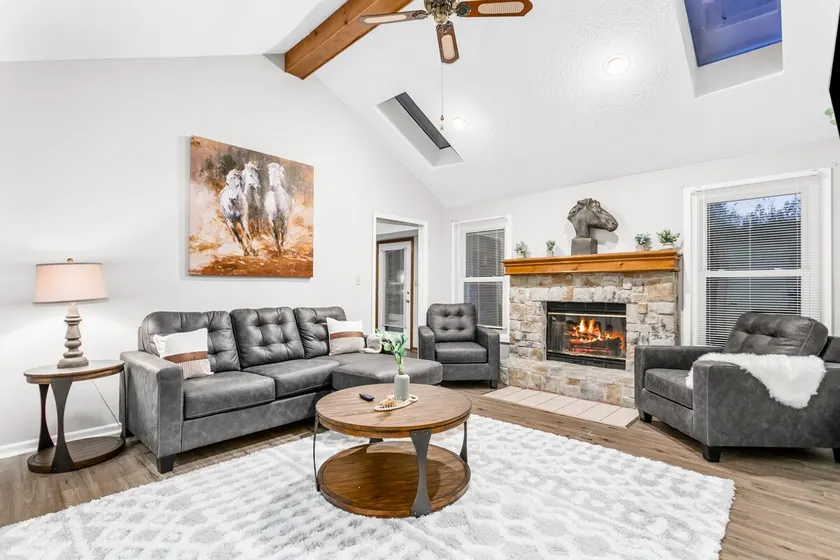 Sleeps 8_4Bedrooms_Parking & Wifi - Image 1
