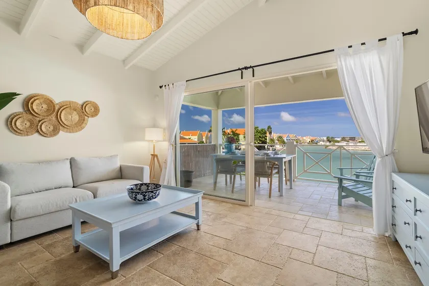 Waterfront apartment in boutique resort - Image 1