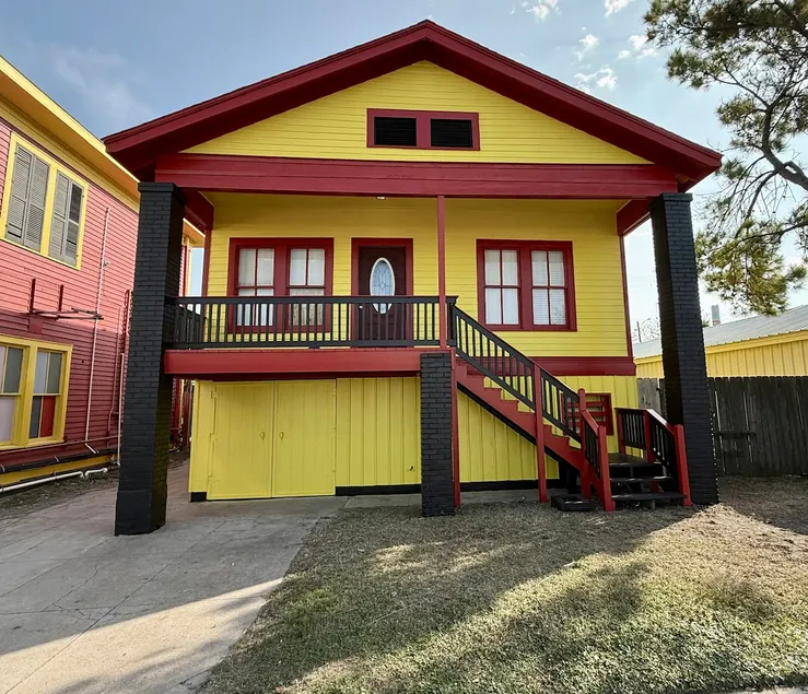 Centrally located home near the cruise terminal . - Image 1