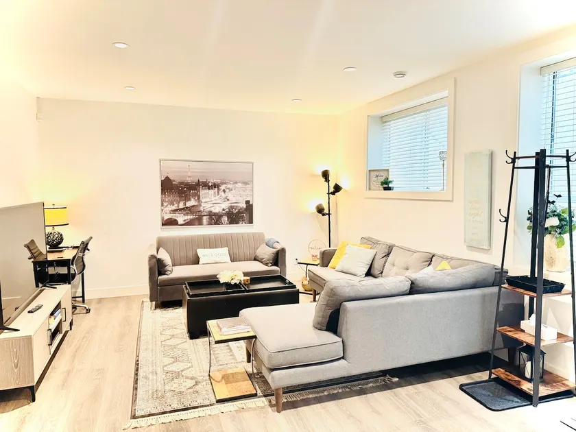 Spacious 1 bedroom suite -Pemberton Heights, N.Van - Image 1