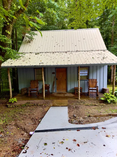 Cozy two bedroom cabin with a hot tub. - Image 1
