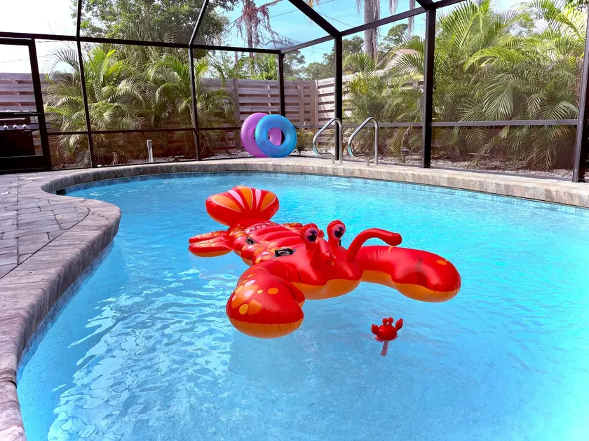 Relaxing Poolside- a Private Oasis -heated pool- 7min to beach-2 King beds - Image 1