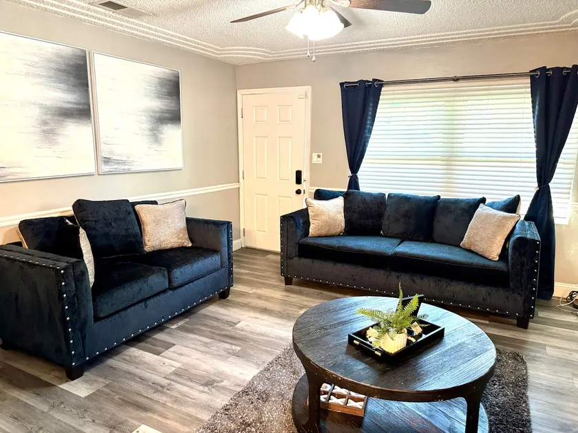 3 Bedroom Trendy Elegant Vibe close to Colleges - Image 1