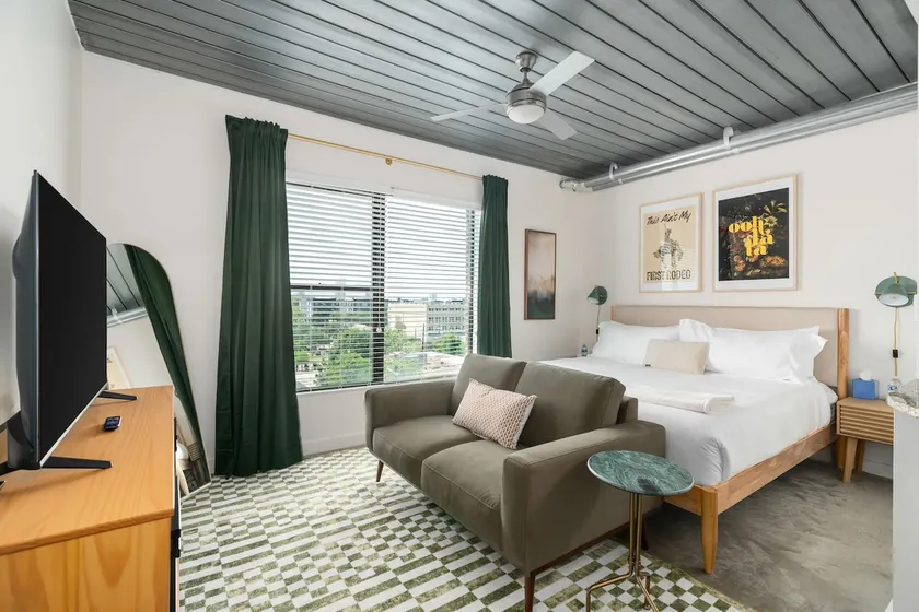 Lodgeur | King Studio Loft by METRORail | Midtown - Image 1
