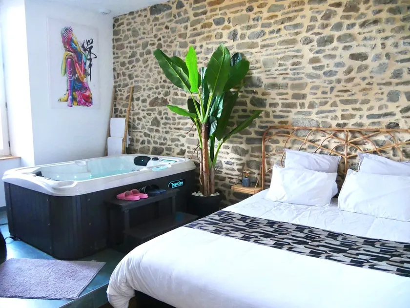 Sweet Dreams – Fougères Apartment with Jacuzzi - Image 1