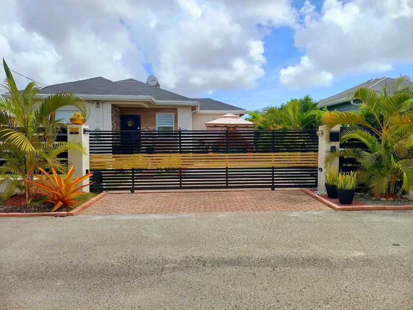 Tropical Escape w/ A/C, Hot Tub & Relaxing Stay - Image 1
