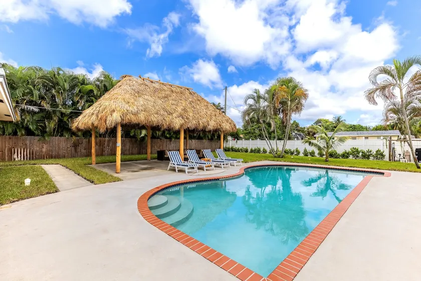 3 Bed, 3 Bath. Heated pool. 1 mile from beach! - Image 1