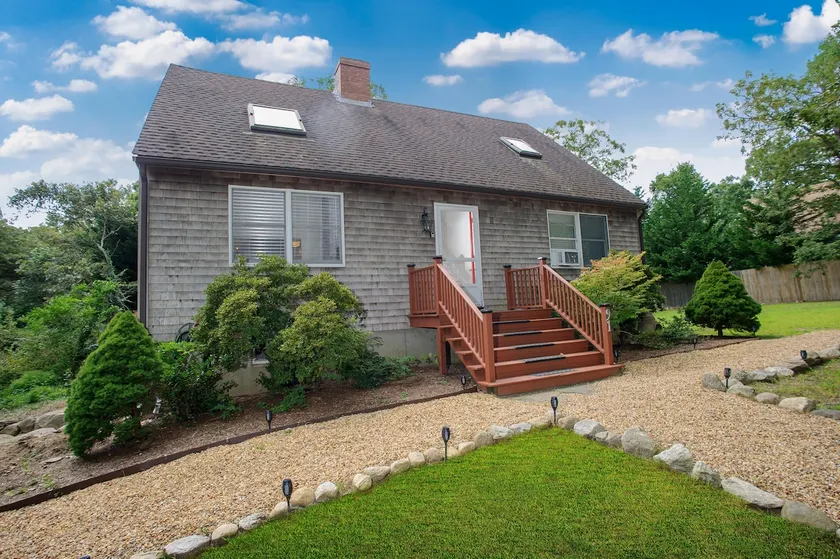Oak Bluffs 4BR • 5 Min Drive to Downtown - Image 1