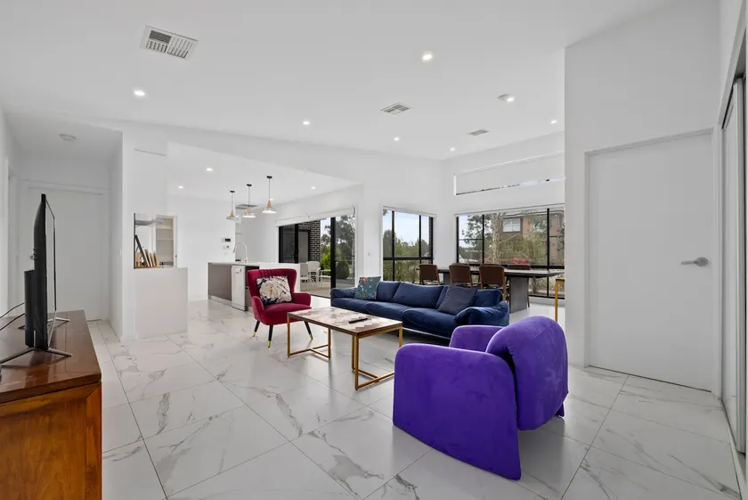 Bright and Chic House at Throsby with 4 Bedrooms - Image 1