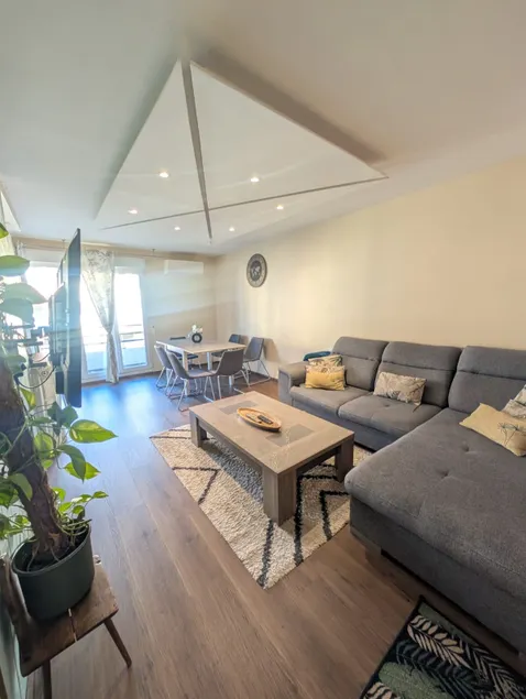 Prestige light accommodation with large comfortable bed. - Image 1
