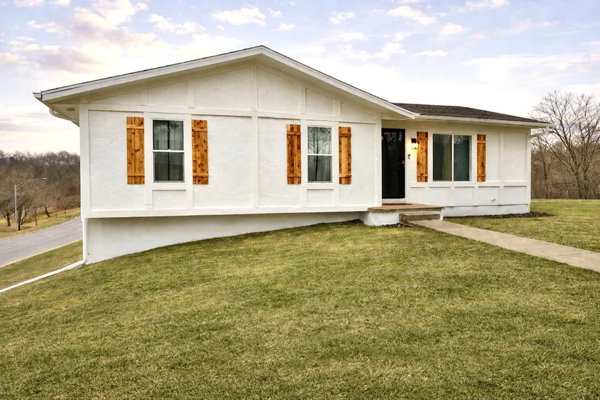 Modern 3BR House w/ 2 Car Garage - Image 1