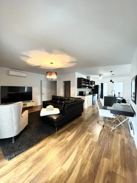Spacious 4 Bedroom, A/C, Free parking - Image 1