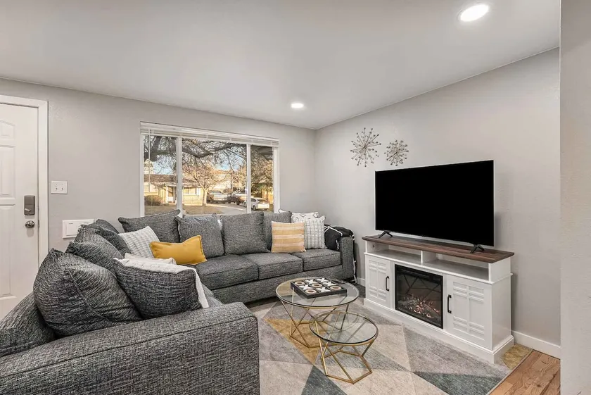 Modern Westminster retreat w/ game room - Image 1