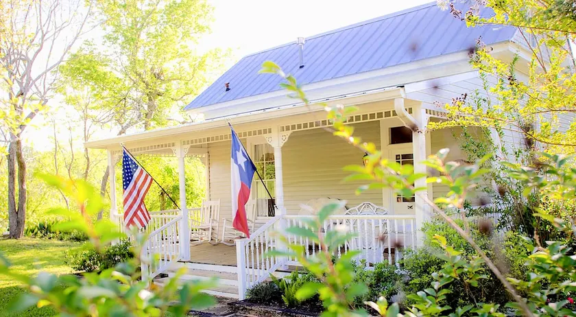 Romantic Historic Retreat - Pond - Porch - Fenced - Image 1