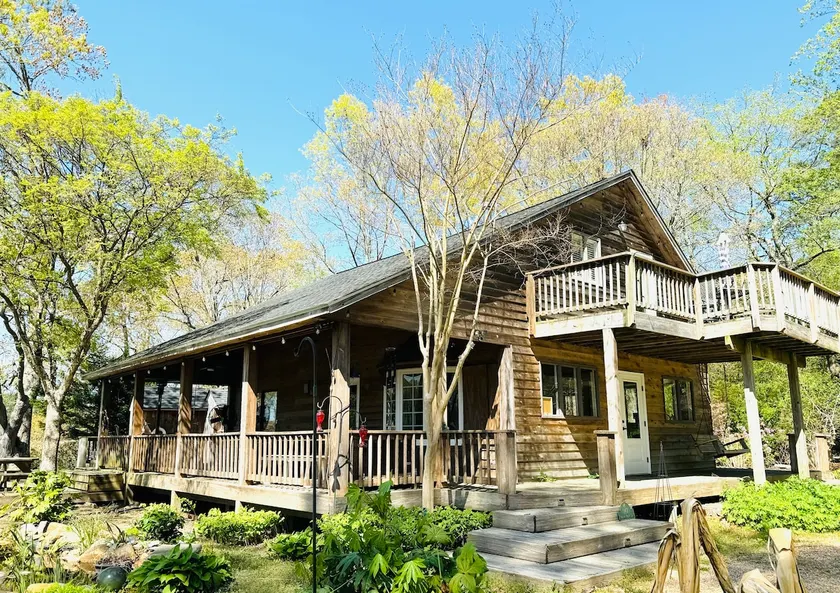 Waterfront Cabin: beach, kayaks, hot tub & firepit - Image 1
