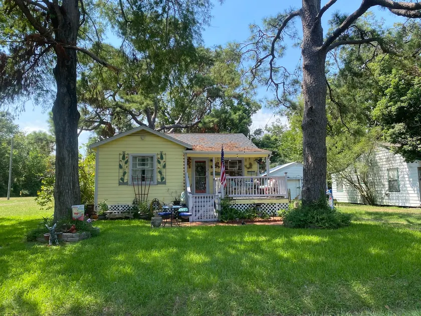 The Mermaid Inn Beach Cottage, Seabrook, NASA, Kemah, pet friendly! - Image 1