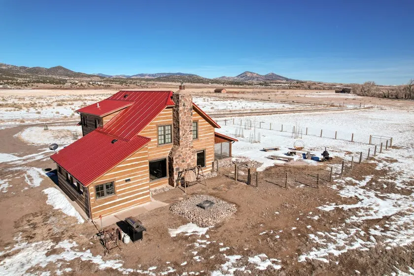 Stunning 4BR Riverfront Dog Friendly - Image 1