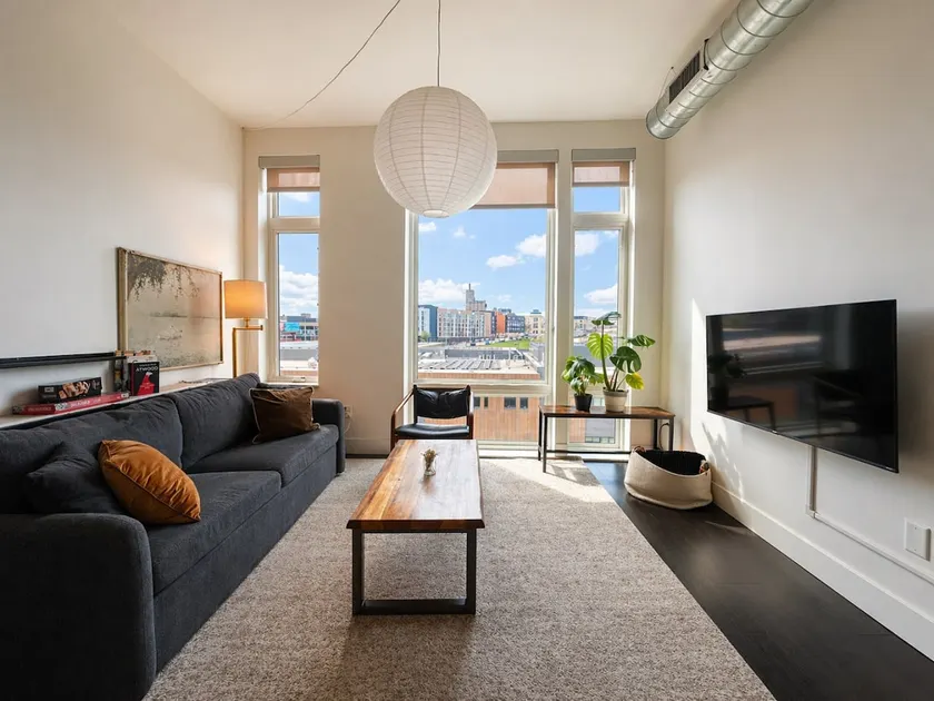 Modern Luxury 1BR Apt with Rooftop, Gym, and Parking - Image 1