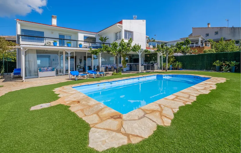 Beach front home in Malgrat de Mar - Image 1
