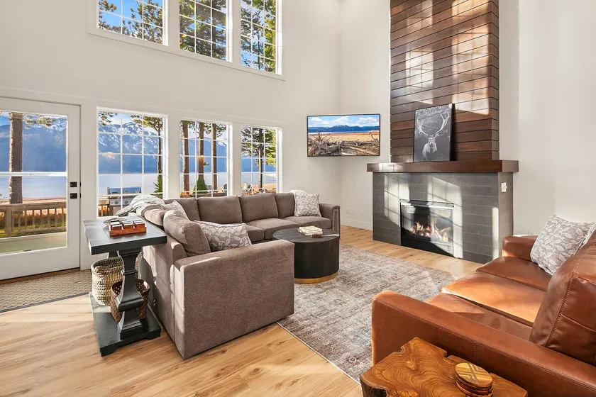Professionally remodeled stunner on Lake Cle Elum! On the Beach*Pet Friendly - Image 1