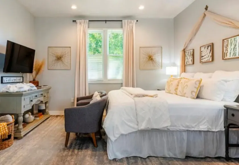 Private cozy suite in the Carriage House - Image 1