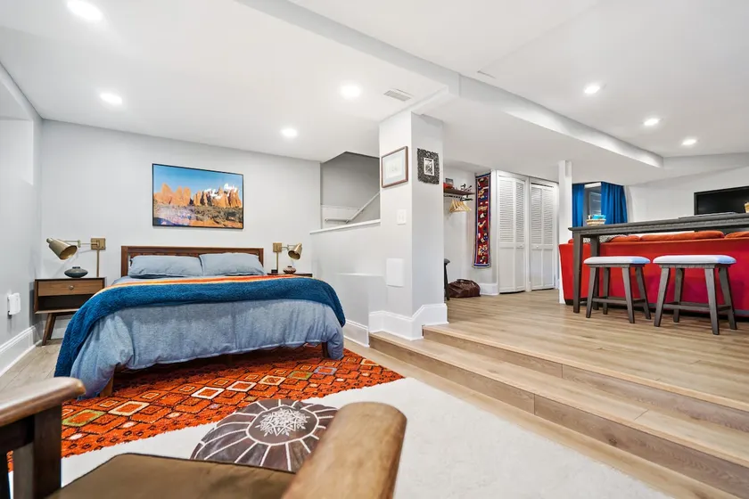 Bright DC Garden Suite with Patio - Image 1