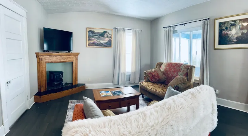 Large Historic Farmhouse in Heart of Boardman - Image 1
