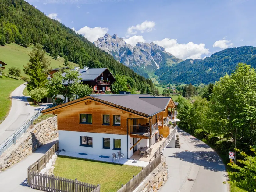 Villa with mountain views - Image 1