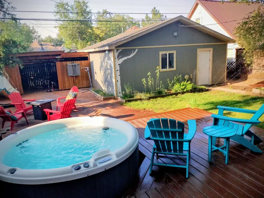 Grand Junction Bike Hotel & Hot Tub - Image 1