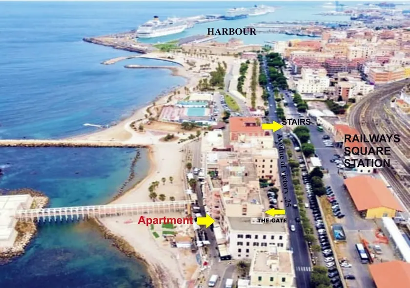 Suite beachfront near the station and Port, 5 beds - Image 1