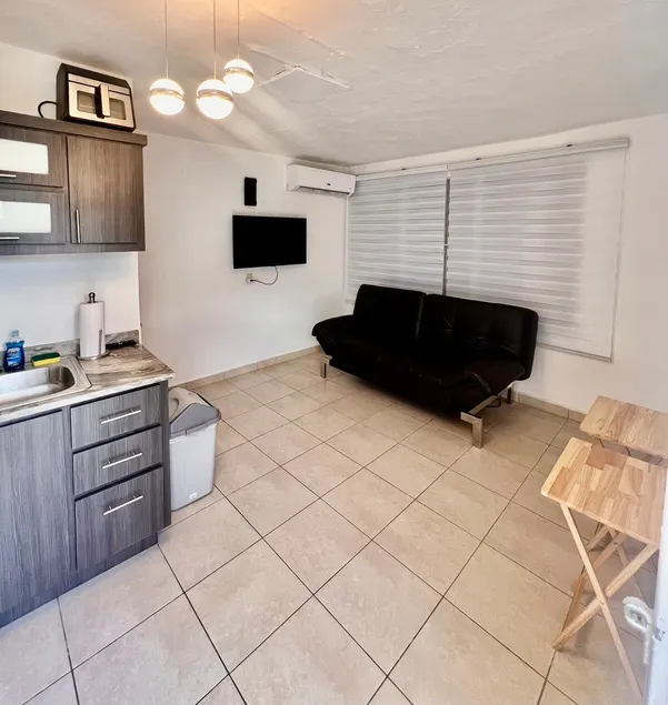 Cozy apt w/ jacuzzi near airport with solar panels - Image 1