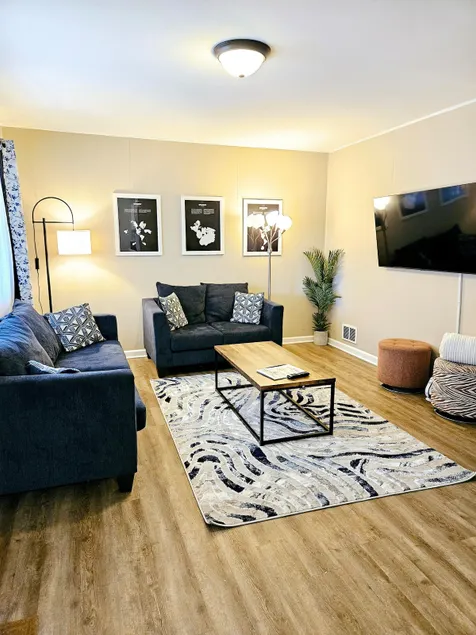 Cozy 3 bed 1 bath entire house- up to 6 people - Image 1