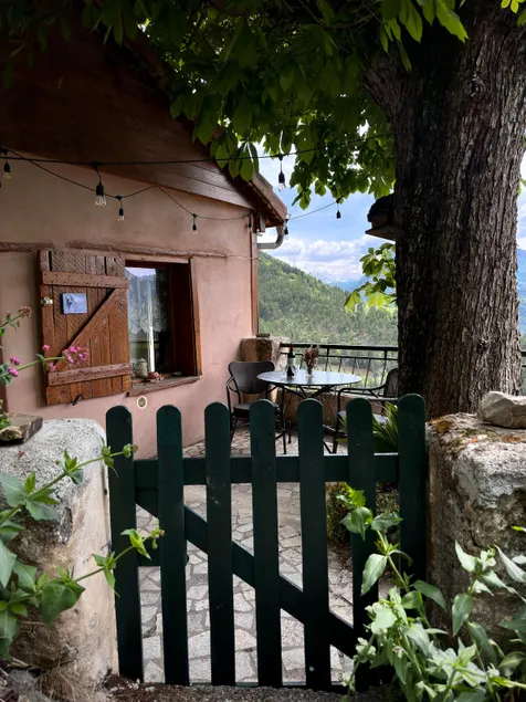 Cottage with terrace and stunning views - Image 1