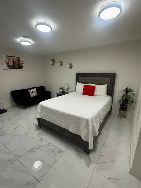 Beautiful Studio with Private entrance. - Image 1