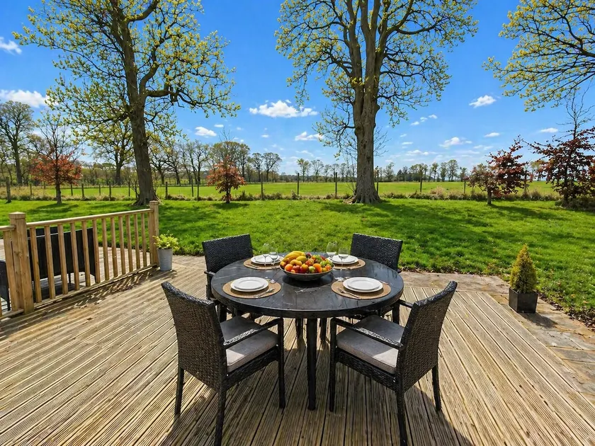 Studio Apartment with great views and outdoor deck - Image 1