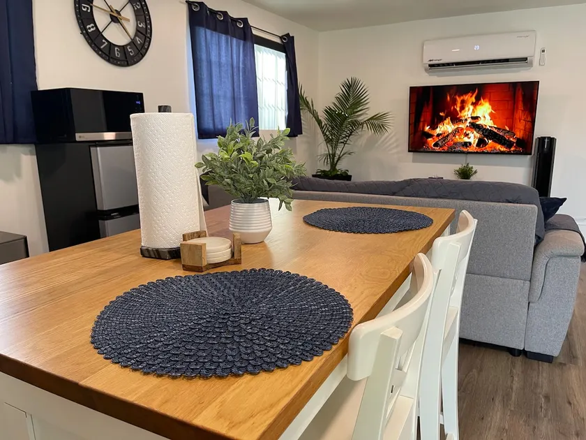 Comfy & Peaceful 2-Beds, 1-Bath Suite with Parking - Image 1