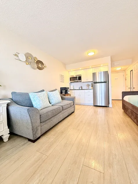 Aloha Hibiscus Condo – Sunset & Balcony Views - Image 1