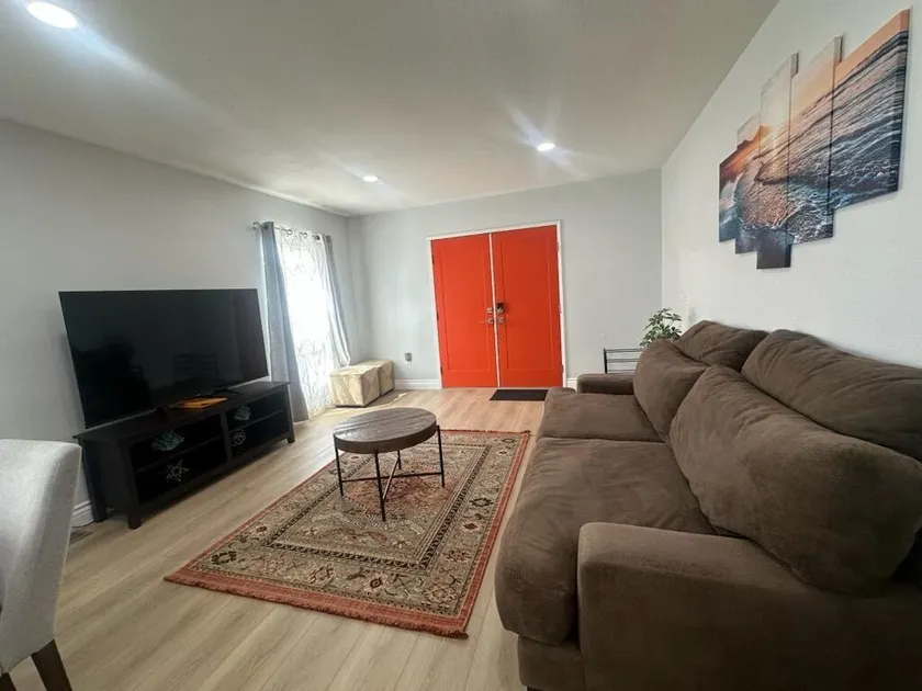 Beautiful 4 bdrm w/ parking close to LAX/SoFi - Image 1