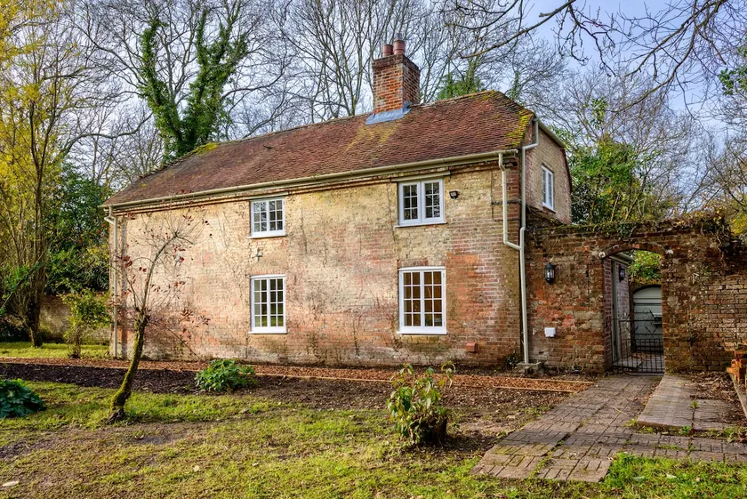 Two bedroom Cottage walled garden - Image 1