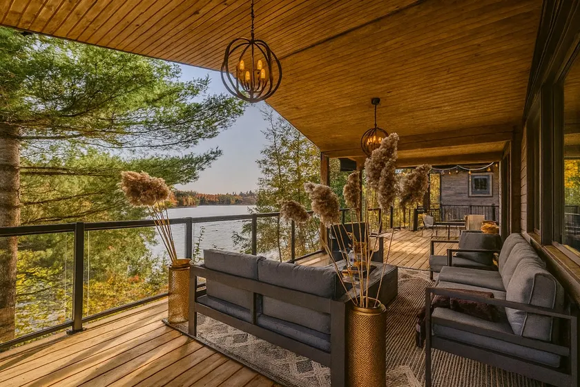 THE WOLF’S DEN - Modern Lakefront Cottage - Image 1