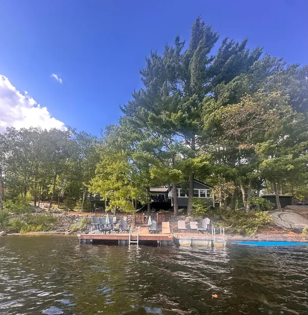 Stunning 5 Bedroom, LakeFront, 3 King Beds, Arcade - Image 1