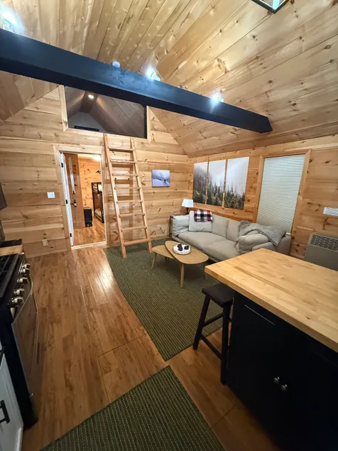 Sunny Ski Cabin Near Sugarloaf Mountain - Image 1