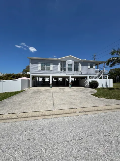 Spacious 3 bedroom/ 2 bath Stilt Home - Image 1